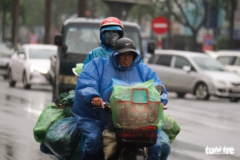 Mưa rét kéo dài, người miền Trung trùm kín khi ra đường - Ảnh 2. Mưa rét kéo dài, người miền Trung trùm kín khi ra đường - Ảnh 2.