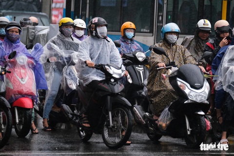 Mưa rét kéo dài, người miền Trung trùm kín khi ra đường - Ảnh 4. Mưa rét kéo dài, người miền Trung trùm kín khi ra đường - Ảnh 4.
