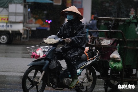 Mưa rét kéo dài, người miền Trung trùm kín khi ra đường - Ảnh 5. Mưa rét kéo dài, người miền Trung trùm kín khi ra đường - Ảnh 5.