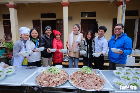 Hoa hậu Lương Thùy Linh, Diễm Hương cùng 2.000 tô phở cho em nhỏ miền núi - Ảnh 3. Hoa hậu Lương Thùy Linh, Diễm Hương cùng 2.000 tô phở cho em nhỏ miền núi - Ảnh 3.