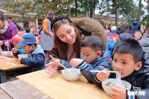 Hoa hậu Lương Thùy Linh, Diễm Hương cùng 2.000 tô phở cho em nhỏ miền núi - Ảnh 5. Hoa hậu Lương Thùy Linh, Diễm Hương cùng 2.000 tô phở cho em nhỏ miền núi - Ảnh 5.