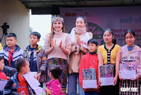 Hoa hậu Lương Thùy Linh, Diễm Hương cùng 2.000 tô phở cho em nhỏ miền núi - Ảnh 2. Hoa hậu Lương Thùy Linh, Diễm Hương cùng 2.000 tô phở cho em nhỏ miền núi - Ảnh 2.