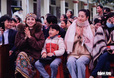 Hoa hậu Lương Thùy Linh, Diễm Hương cùng 2.000 tô phở cho em nhỏ miền núi - Ảnh 1. Hoa hậu Lương Thùy Linh, Diễm Hương cùng 2.000 tô phở cho em nhỏ miền núi - Ảnh 1.
