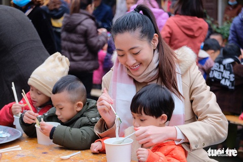 Hoa hậu Lương Thùy Linh, Diễm Hương cùng 2.000 tô phở cho em nhỏ miền núi - Ảnh 4. Hoa hậu Lương Thùy Linh, Diễm Hương cùng 2.000 tô phở cho em nhỏ miền núi - Ảnh 4.