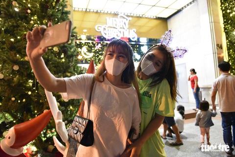 Noel lộng lẫy ở Sài Gòn, không rời khẩu trang để vui trong an toàn - Ảnh 1. Noel lộng lẫy ở Sài Gòn, không rời khẩu trang để vui trong an toàn - Ảnh 1.