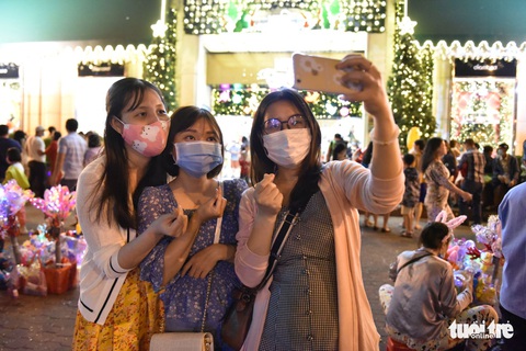 Noel lộng lẫy ở Sài Gòn, không rời khẩu trang để vui trong an toàn - Ảnh 4. Noel lộng lẫy ở Sài Gòn, không rời khẩu trang để vui trong an toàn - Ảnh 4.