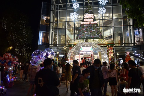 Noel lộng lẫy ở Sài Gòn, không rời khẩu trang để vui trong an toàn - Ảnh 8. Noel lộng lẫy ở Sài Gòn, không rời khẩu trang để vui trong an toàn - Ảnh 8.