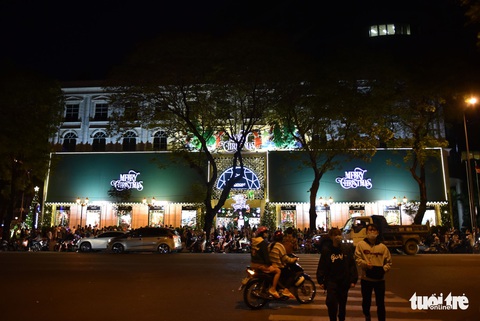 Noel lộng lẫy ở Sài Gòn, không rời khẩu trang để vui trong an toàn - Ảnh 7. Noel lộng lẫy ở Sài Gòn, không rời khẩu trang để vui trong an toàn - Ảnh 7.