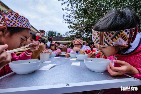 Hàng ngàn em nhỏ vùng biên thưởng thức phở nóng hổi trong giá rét - Ảnh 13. Hàng ngàn em nhỏ vùng biên thưởng thức phở nóng hổi trong giá rét - Ảnh 13.