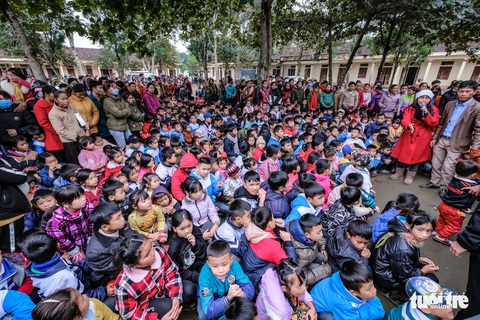 Hàng ngàn em nhỏ vùng biên thưởng thức phở nóng hổi trong giá rét - Ảnh 17. Hàng ngàn em nhỏ vùng biên thưởng thức phở nóng hổi trong giá rét - Ảnh 17.