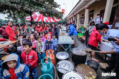 Hàng ngàn em nhỏ vùng biên thưởng thức phở nóng hổi trong giá rét - Ảnh 5. Hàng ngàn em nhỏ vùng biên thưởng thức phở nóng hổi trong giá rét - Ảnh 5.