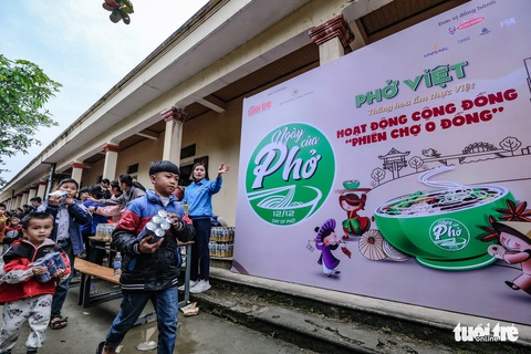 Hàng ngàn em nhỏ vùng biên thưởng thức phở nóng hổi trong giá rét - Ảnh 16. Hàng ngàn em nhỏ vùng biên thưởng thức phở nóng hổi trong giá rét - Ảnh 16.