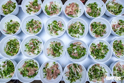 Hàng ngàn em nhỏ vùng biên thưởng thức phở nóng hổi trong giá rét - Ảnh 3. Hàng ngàn em nhỏ vùng biên thưởng thức phở nóng hổi trong giá rét - Ảnh 3.