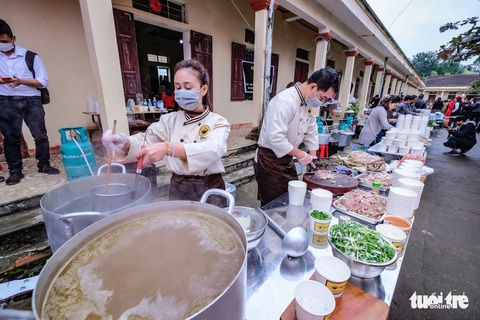 Hàng ngàn em nhỏ vùng biên thưởng thức phở nóng hổi trong giá rét - Ảnh 4. Hàng ngàn em nhỏ vùng biên thưởng thức phở nóng hổi trong giá rét - Ảnh 4.