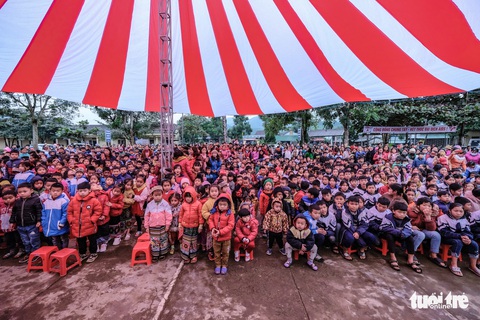 Hàng ngàn em nhỏ vùng biên thưởng thức phở nóng hổi trong giá rét - Ảnh 1. Hàng ngàn em nhỏ vùng biên thưởng thức phở nóng hổi trong giá rét - Ảnh 1.