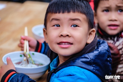 Hàng ngàn em nhỏ vùng biên thưởng thức phở nóng hổi trong giá rét - Ảnh 12. Hàng ngàn em nhỏ vùng biên thưởng thức phở nóng hổi trong giá rét - Ảnh 12.