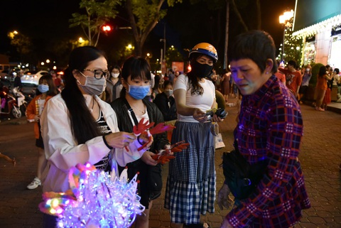 Noel lộng lẫy ở Sài Gòn, không rời khẩu trang để vui trong an toàn - Ảnh 3. Noel lộng lẫy ở Sài Gòn, không rời khẩu trang để vui trong an toàn - Ảnh 3.