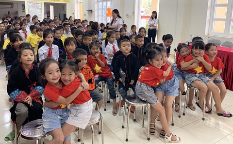 Hoàn tất trao tặng 100 Rạp Phim Trường Em do FPT Play và TCL tổ chức - Ảnh 2. Hoàn tất trao tặng 100 Rạp Phim Trường Em do FPT Play và TCL tổ chức - Ảnh 2.