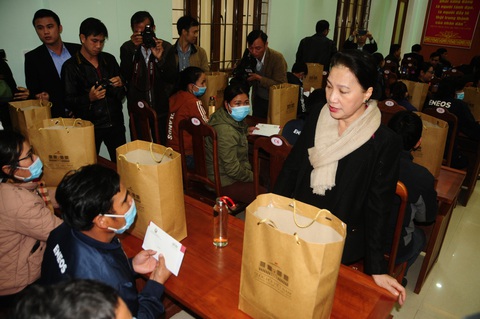 Chủ tịch Quốc hội thăm, tặng quà người dân vùng sạt lở Quảng Nam - Ảnh 2. Chủ tịch Quốc hội thăm, tặng quà người dân vùng sạt lở Quảng Nam - Ảnh 2.