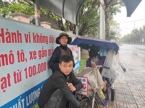 Những người già bán vé số đội mưa, co ro trong giá rét để mưu sinh - Ảnh 4. Những người già bán vé số đội mưa, co ro trong giá rét để mưu sinh - Ảnh 4.