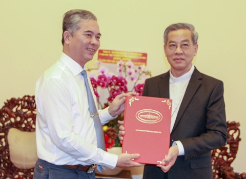 Lãnh đạo TP.HCM thăm, chúc Giáng sinh đồng bào Công giáo - Ảnh 2. Lãnh đạo TP.HCM thăm, chúc Giáng sinh đồng bào Công giáo - Ảnh 2.