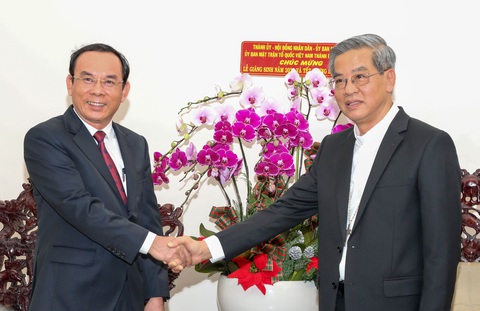 Lãnh đạo TP.HCM thăm, chúc Giáng sinh đồng bào Công giáo - Ảnh 1. Lãnh đạo TP.HCM thăm, chúc Giáng sinh đồng bào Công giáo - Ảnh 1.