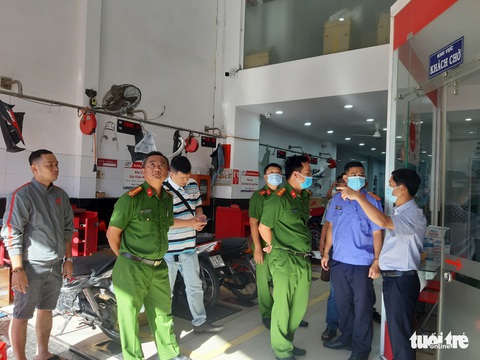 Kẻ trộm đột nhập cửa hàng xe máy ‘cuỗm’ đi nhiều tài sản - Ảnh 2. Kẻ trộm đột nhập cửa hàng xe máy ‘cuỗm’ đi nhiều tài sản - Ảnh 2.