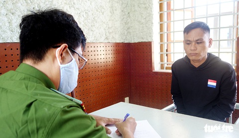 4 nghi phạm dùng mã tấu chém người trên quốc lộ 91 ra đầu thú - Ảnh 1. 4 nghi phạm dùng mã tấu chém người trên quốc lộ 91 ra đầu thú - Ảnh 1.