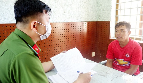 4 nghi phạm dùng mã tấu chém người trên quốc lộ 91 ra đầu thú - Ảnh 2. 4 nghi phạm dùng mã tấu chém người trên quốc lộ 91 ra đầu thú - Ảnh 2.