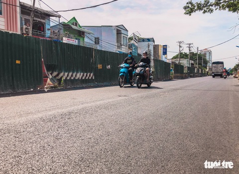 Đường Lương Định Của được sửa chữa tạm sau phản ánh của báo Tuổi Trẻ - Ảnh 2. Đường Lương Định Của được sửa chữa tạm sau phản ánh của báo Tuổi Trẻ - Ảnh 2.
