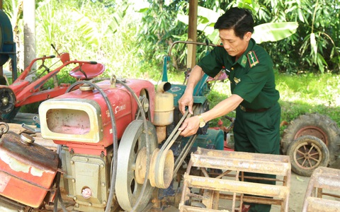 Lính biên phòng cầm cày giúp dân - Ảnh 2. Lính biên phòng cầm cày giúp dân - Ảnh 2.