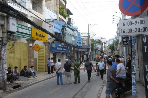 TP.HCM: Nổ nghi do bình ga ở quán bún, tường nhà vương vãi ra đường - Ảnh 4. TP.HCM: Nổ nghi do bình ga ở quán bún, tường nhà vương vãi ra đường - Ảnh 4.