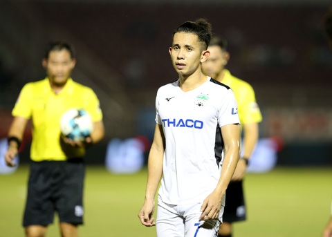 Không nổi nóng khi bị ném bóng vào mặt, Hồng Duy nhận đề cử Fair Play 2020 - Ảnh 2. Không nổi nóng khi bị ném bóng vào mặt, Hồng Duy nhận đề cử Fair Play 2020 - Ảnh 2.