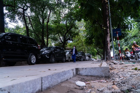 Ôtô đi lên vỉa hè thì đá nào cũng vỡ - Ảnh 1. Ôtô đi lên vỉa hè thì đá nào cũng vỡ - Ảnh 1.