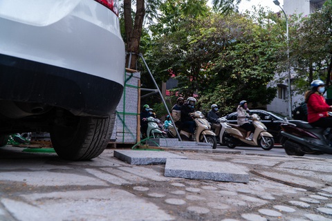 Ôtô đi lên vỉa hè thì đá nào cũng vỡ - Ảnh 4. Ôtô đi lên vỉa hè thì đá nào cũng vỡ - Ảnh 4.