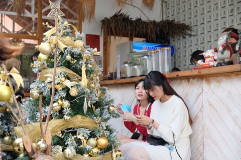 Giới trẻ Sài Gòn xếp hàng chờ chụp ảnh Giáng sinh, quán cà phê chật cứng khách - Ảnh 4. Giới trẻ Sài Gòn xếp hàng chờ chụp ảnh Giáng sinh, quán cà phê chật cứng khách - Ảnh 4.