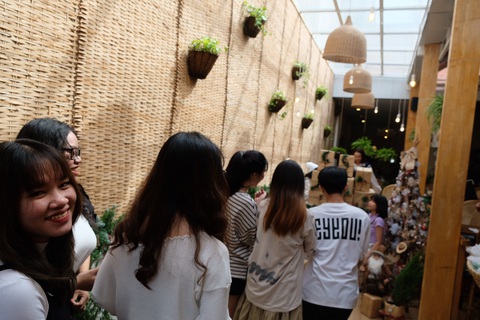 Giới trẻ Sài Gòn xếp hàng chờ chụp ảnh Giáng sinh, quán cà phê chật cứng khách - Ảnh 7. Giới trẻ Sài Gòn xếp hàng chờ chụp ảnh Giáng sinh, quán cà phê chật cứng khách - Ảnh 7.