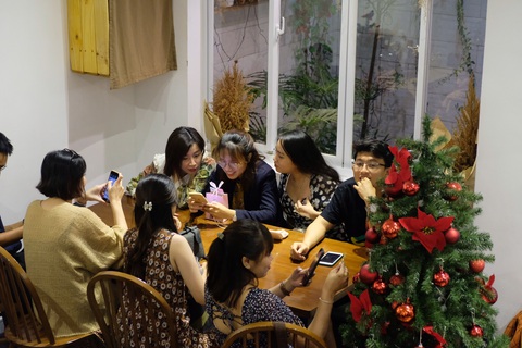 Giới trẻ Sài Gòn xếp hàng chờ chụp ảnh Giáng sinh, quán cà phê chật cứng khách - Ảnh 13. Giới trẻ Sài Gòn xếp hàng chờ chụp ảnh Giáng sinh, quán cà phê chật cứng khách - Ảnh 13.