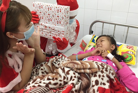 Giáng sinh mang điều bất ngờ đến với bệnh nhi - Ảnh 1. Giáng sinh mang điều bất ngờ đến với bệnh nhi - Ảnh 1.