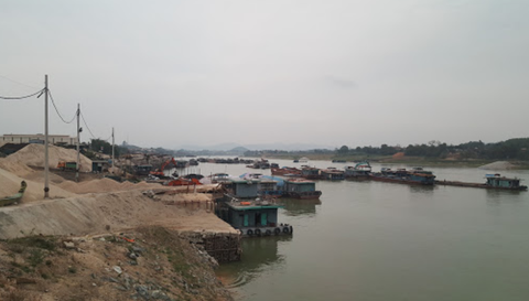 Cục phó quản lý thị trường nhận tiền để ngó lơ tang vật vụ bán xăng dầu trái phép? - Ảnh 1. Cục phó quản lý thị trường nhận tiền để ngó lơ tang vật vụ bán xăng dầu trái phép? - Ảnh 1.