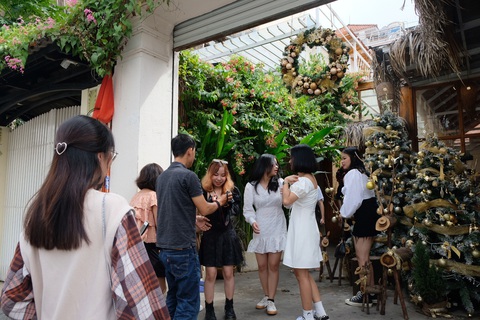 Giới trẻ Sài Gòn xếp hàng chờ chụp ảnh Giáng sinh, quán cà phê chật cứng khách - Ảnh 3. Giới trẻ Sài Gòn xếp hàng chờ chụp ảnh Giáng sinh, quán cà phê chật cứng khách - Ảnh 3.