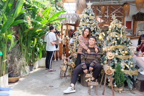 Giới trẻ Sài Gòn xếp hàng chờ chụp ảnh Giáng sinh, quán cà phê chật cứng khách - Ảnh 5. Giới trẻ Sài Gòn xếp hàng chờ chụp ảnh Giáng sinh, quán cà phê chật cứng khách - Ảnh 5.