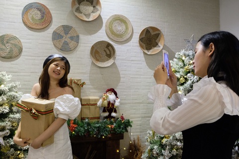 Giới trẻ Sài Gòn xếp hàng chờ chụp ảnh Giáng sinh, quán cà phê chật cứng khách - Ảnh 2. Giới trẻ Sài Gòn xếp hàng chờ chụp ảnh Giáng sinh, quán cà phê chật cứng khách - Ảnh 2.