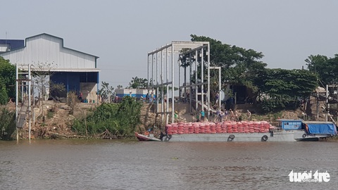 Một doanh nghiệp bị tố được ưu ái sang Campuchia lấy hàng trực tiếp giữa dịch COVID-19 - Ảnh 3. Một doanh nghiệp bị tố được ưu ái sang Campuchia lấy hàng trực tiếp giữa dịch COVID-19 - Ảnh 3.