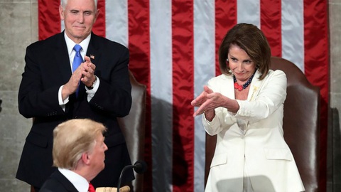 Bà Nancy Pelosi đòi túm tóc ông Trump lôi ra khỏi Nhà Trắng - Ảnh 1. Bà Nancy Pelosi đòi túm tóc ông Trump lôi ra khỏi Nhà Trắng - Ảnh 1.