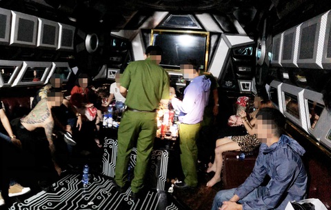 Hung thần karaoke: Người chết, kẻ tù bao giờ mới hết? - Ảnh 1. Hung thần karaoke: Người chết, kẻ tù bao giờ mới hết? - Ảnh 1.