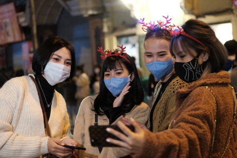 TP.HCM, Hà Nội lộng lẫy Noel, người người xuống phố - Ảnh 12. TP.HCM, Hà Nội lộng lẫy Noel, người người xuống phố - Ảnh 12.