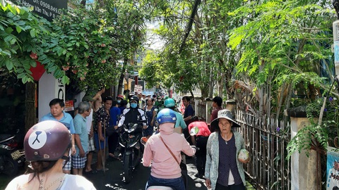 TP.HCM: Băng qua đường ray phơi đồ, một phụ nữ bị xe lửa cán chết - Ảnh 2. TP.HCM: Băng qua đường ray phơi đồ, một phụ nữ bị xe lửa cán chết - Ảnh 2.