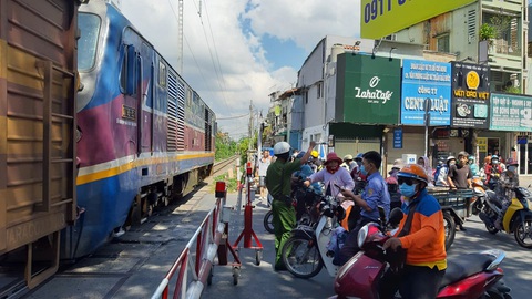 TP.HCM: Băng qua đường ray phơi đồ, một phụ nữ bị xe lửa cán chết - Ảnh 1. TP.HCM: Băng qua đường ray phơi đồ, một phụ nữ bị xe lửa cán chết - Ảnh 1.