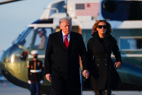 Vợ chồng ông Trump đi Florida nghỉ Giáng sinh, bỏ ngỏ số phận gói cứu trợ COVID-19 - Ảnh 1. Vợ chồng ông Trump đi Florida nghỉ Giáng sinh, bỏ ngỏ số phận gói cứu trợ COVID-19 - Ảnh 1.